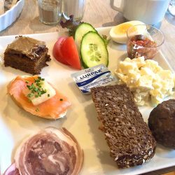 Tradicionalna hrana sa Farskih otoka, restoran Gjáargarður. Photo by: Nordic Point